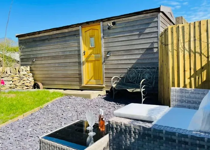 Shepherd S Hut Cosy Farm Stay Sleeps 2 *