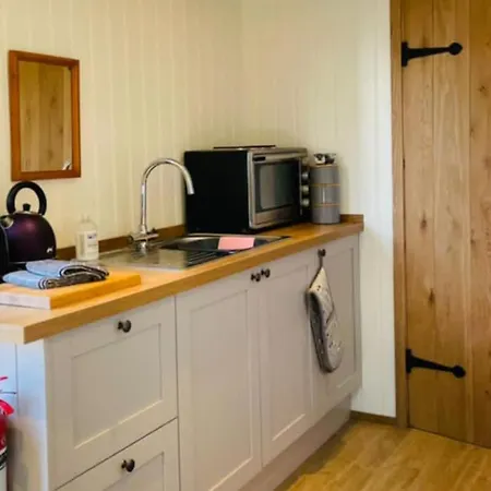 Shepherd S Hut Cosy Farm Sleeps 2 度假居