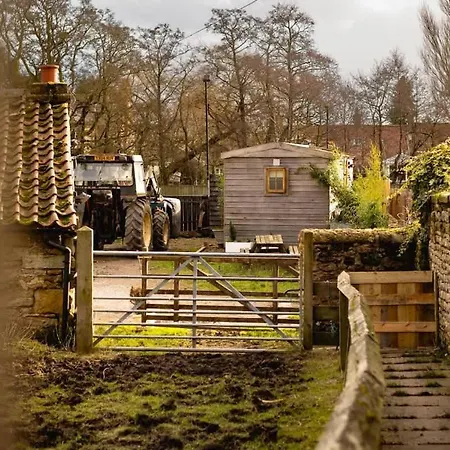 בית נופש Shepherds Hut, West Ayton, *
