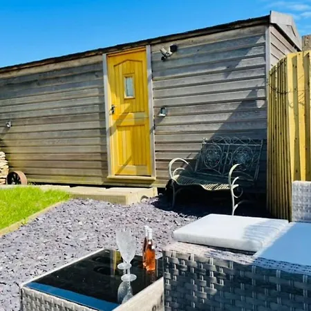 Shepherd S Hut Cosy Farm Sleeps 2 度假居