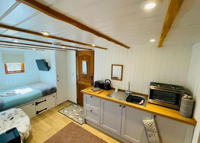 Shepherd S Hut Cosy Farm Stay Sleeps 2 スカーバラ
