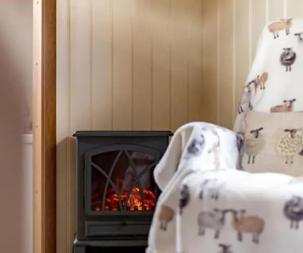 Shepherd S Hut Cosy Farm Stay Sleeps 2